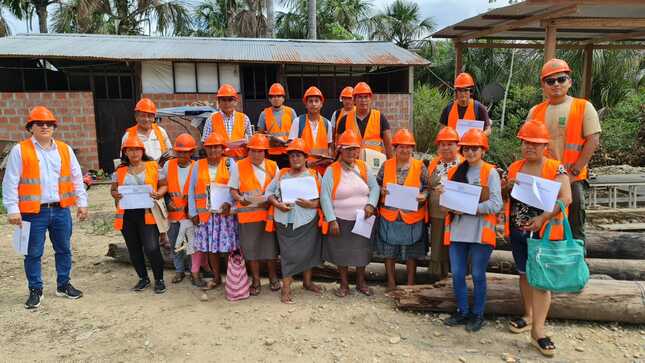 Foto grupal de participantes en taller en Tambopata