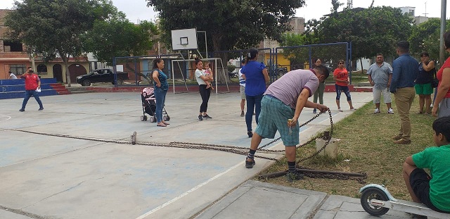 La Municipalidad de Trujillo está retirando las cadenas que impiden el libre uso de las losas deportivas.