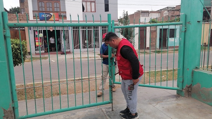 Los parques públicos no pueden estar cerrados con cadenas.
