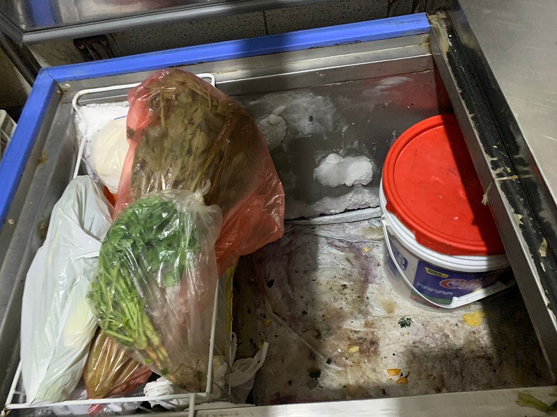 Se encontraron alimentos guardados en recipientes inadecuados.