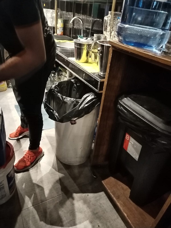 El local fue quejado en la Subgerencia de Salud por personas que acudieron a comer.