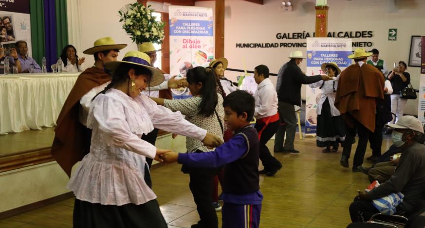 Por conmemorarse esta semana el día del padre, la Municipalidad Provincial Mariscal Nieto a través de la Oficina Municipal de Atención a las Personas con Discapacidad (OMAPED); realizó el “Taller vivencial de fortalecimiento de la gestión” en el Centro Cultural Santo Domingo ante la presencia de de cuantiosos padres de familia.