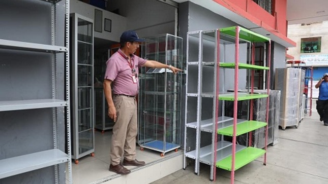 Locales de av. Los Incas que exhiben mercadería en las veredas fueron notificados por la MPT.