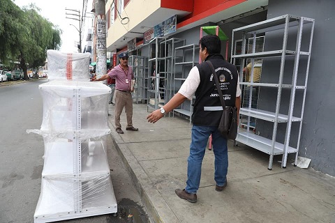 Estaban utilizando incluso parte de la pista para poner su mercadería.