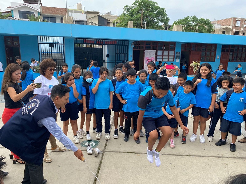 Salta soga es uno de los juegos que los niños están dejando por utilizar el celular.