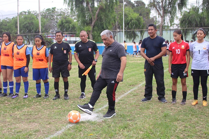El play de honor iniciando el torneo lo dio el gerente de Educación, Cultura, deportes y Juventud de la MPT.