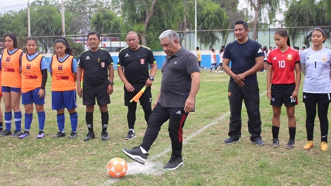 El play de honor iniciando el torneo lo dio el gerente de Educación, Cultura, deportes y Juventud de la MPT.