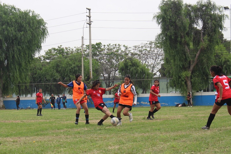 Un total de 16 equipos femeninos de igual cantidad de instituciones educativas participan en el torneo.