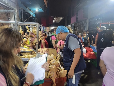En operativo inopinado al mercado La Hermelinda, sección aves, se verificó locales en condiciones insalubres.