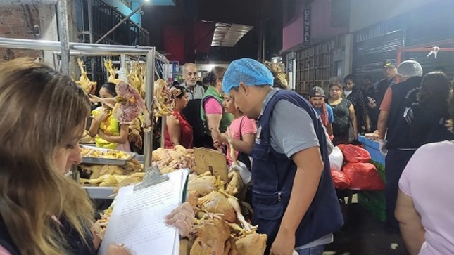 En operativo inopinado al mercado La Hermelinda, sección aves, se verificó locales en condiciones insalubres.