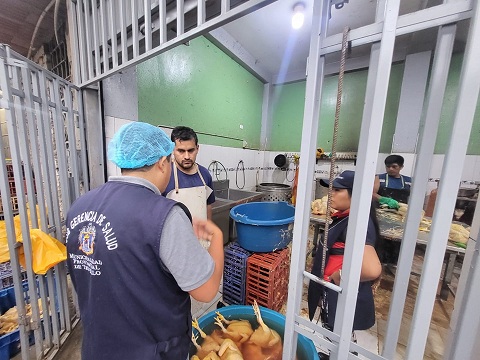 Comerciantes operaban en condiciones antihigiénicas, infringiendo la ordenanza municipal vigente.