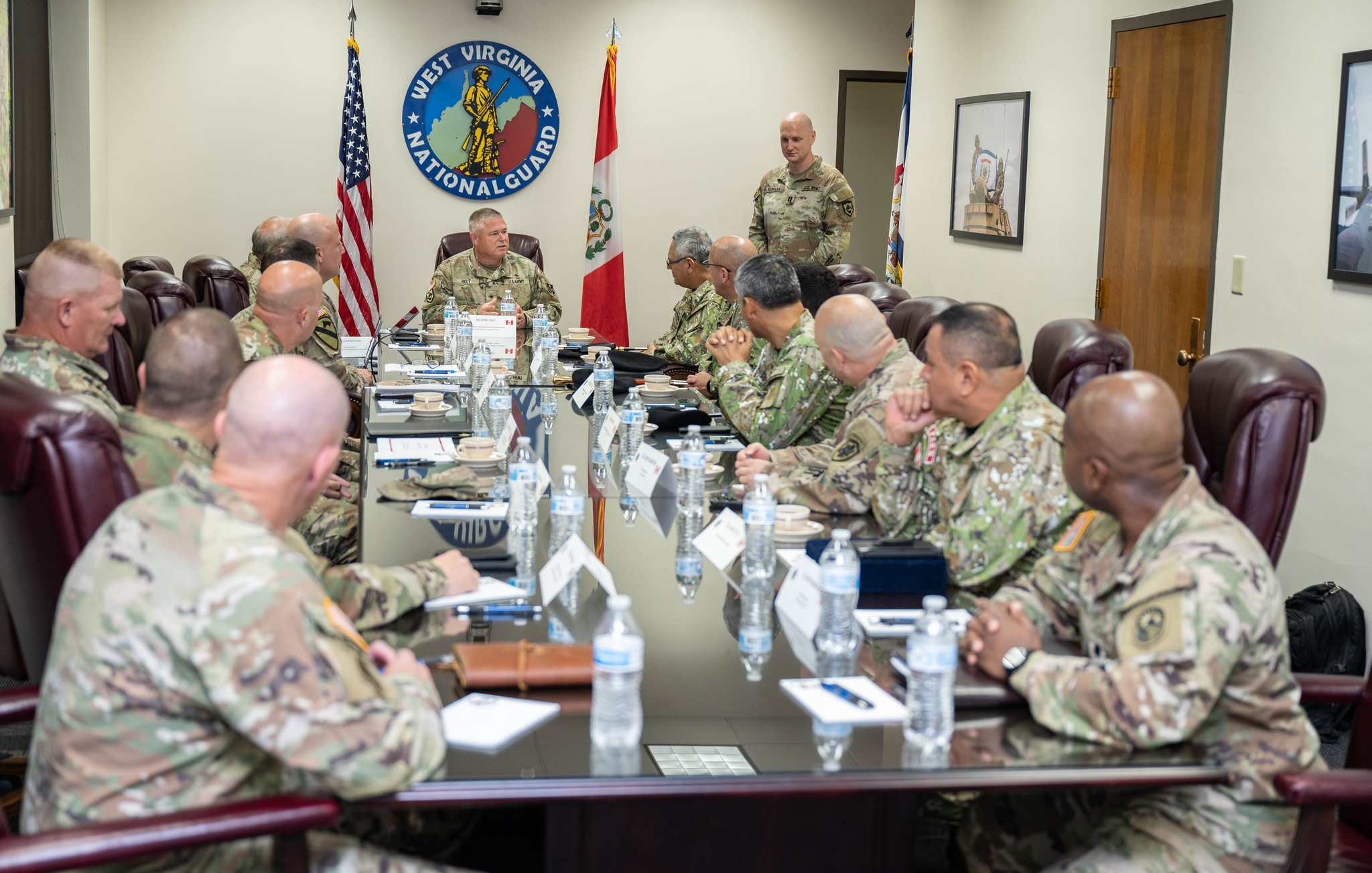 Comandante General del Ejército visita la sede de la Guardia Nacional de West Virginia.