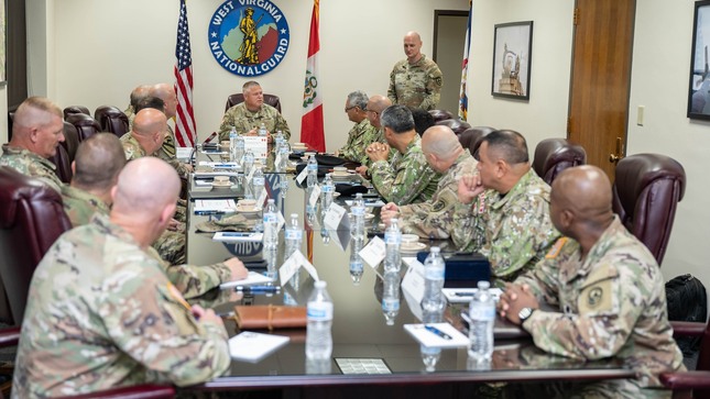 Comandante General del Ejército visita la sede de la Guardia Nacional de West Virginia.