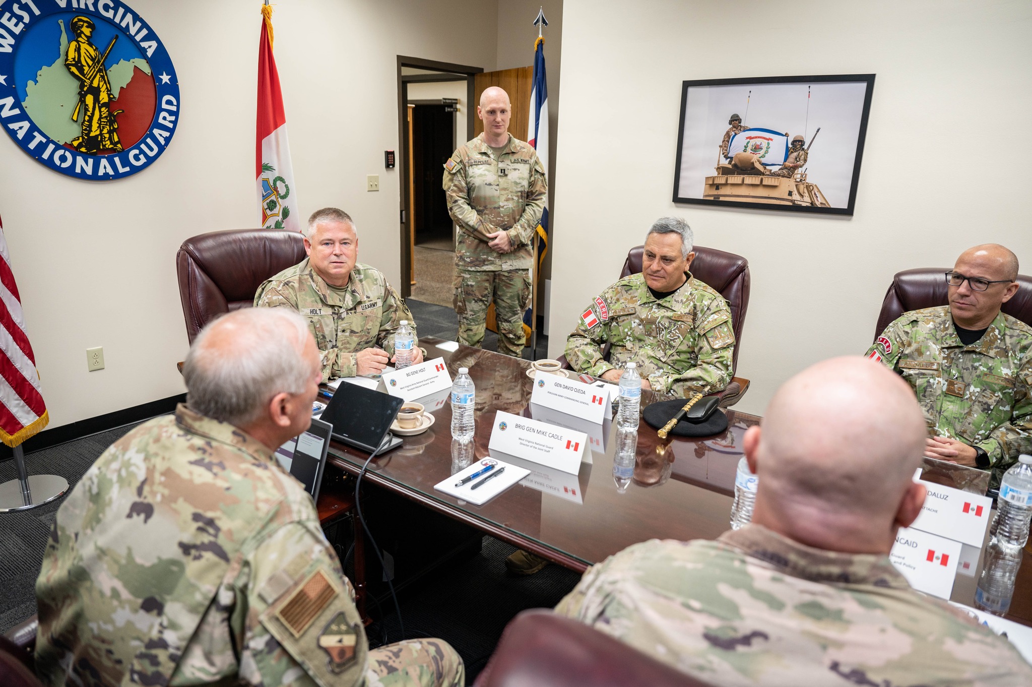 Comandante General del Ejército visita la sede de la Guardia Nacional de West Virginia.