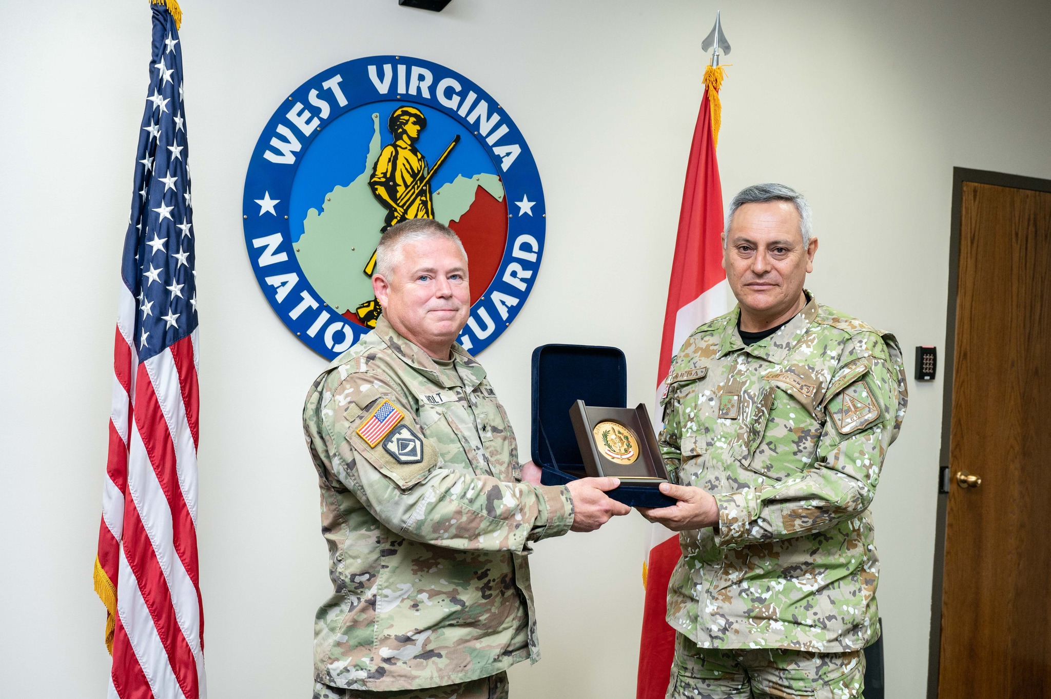 Comandante General del Ejército visita la sede de la Guardia Nacional de West Virginia.