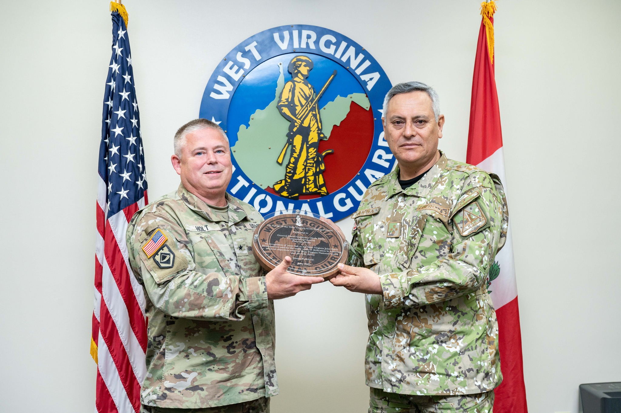 Comandante General del Ejército visita la sede de la Guardia Nacional de West Virginia.