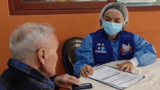 Comisionada de la Defensoría del Pueblo en supervisión a centro de atención a personas adultas mayores