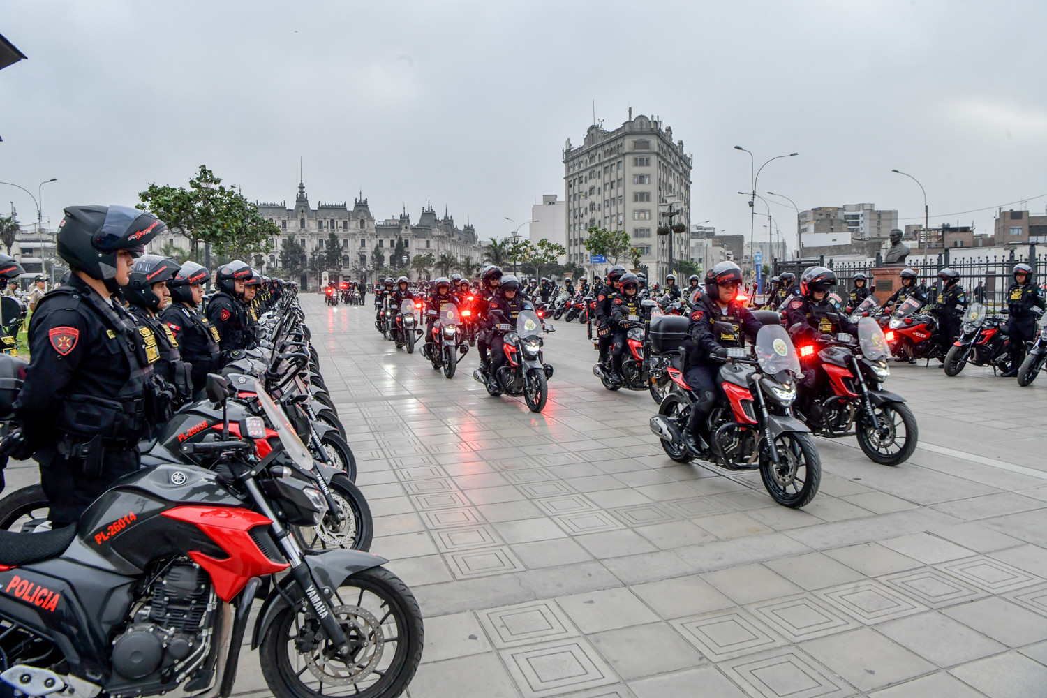 En el marco del plan de operaciones “Abanico Verde”, la Policía Nacional del Perú (PNP) puso en marcha la estrategia de patrullaje motorizado denominada “Halcón Cazador”, en Lima Metropolitana, cuyo objetivo principal será reforzar la presencia policial en las calles y devolver la tranquilidad a la ciudadanía.
La presentación de este nuevo servicio de patrullaje motorizado tuvo como escenario el Paseo de los Héroes Navales, en el Centro de Lima, y contó con la participación de la presidenta de la República, Dina Boluarte, el ministro del Interior, Vicente Romero, y el comandante general de la Policía Nacional, Gral. PNP Jorge Angulo.
Durante la presentación, el ministro Romero Fernández sostuvo que la nueva estrategia de seguridad forma parte de los esfuerzos continuos de la Policía por mejorar la prevención y la disuasión del delito, además de fortalecer la confianza de la comunidad en las fuerzas del orden. Con la implementación del "Halcón Cazador", se espera una reducción significativa en los delitos de alto impacto y una mayor sensación de seguridad entre los ciudadanos.
“En el sector Interior trabajamos arduamente para enfrentar este gran desafío de garantizar la seguridad, la tranquilidad y el bienestar de nuestros compatriotas en todo el territorio nacional”, afirmó el ministro.