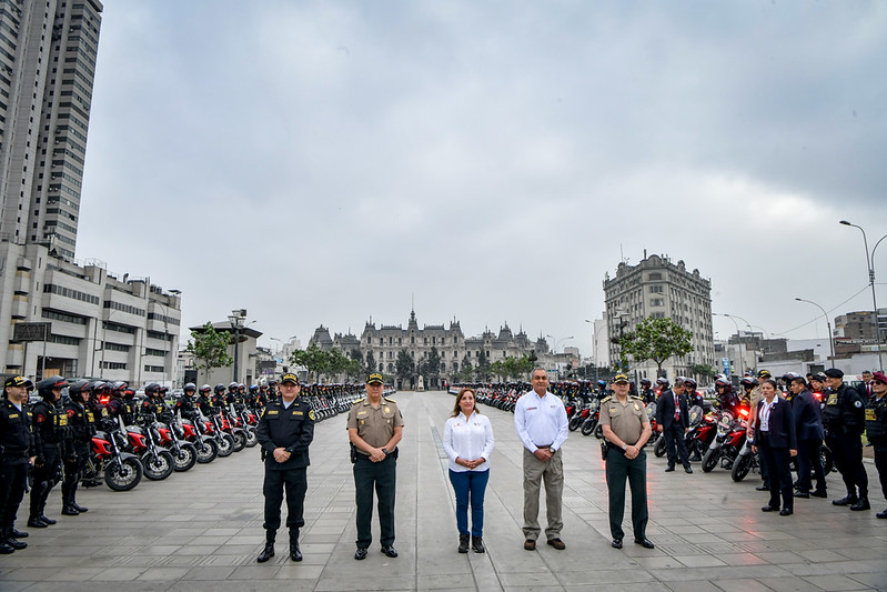 En el marco del plan de operaciones “Abanico Verde”, la Policía Nacional del Perú (PNP) puso en marcha la estrategia de patrullaje motorizado denominada “Halcón Cazador”, en Lima Metropolitana, cuyo objetivo principal será reforzar la presencia policial en las calles y devolver la tranquilidad a la ciudadanía.
La presentación de este nuevo servicio de patrullaje motorizado tuvo como escenario el Paseo de los Héroes Navales, en el Centro de Lima, y contó con la participación de la presidenta de la República, Dina Boluarte, el ministro del Interior, Vicente Romero, y el comandante general de la Policía Nacional, Gral. PNP Jorge Angulo.
Durante la presentación, el ministro Romero Fernández sostuvo que la nueva estrategia de seguridad forma parte de los esfuerzos continuos de la Policía por mejorar la prevención y la disuasión del delito, además de fortalecer la confianza de la comunidad en las fuerzas del orden. Con la implementación del "Halcón Cazador", se espera una reducción significativa en los delitos de alto impacto y una mayor sensación de seguridad entre los ciudadanos.
“En el sector Interior trabajamos arduamente para enfrentar este gran desafío de garantizar la seguridad, la tranquilidad y el bienestar de nuestros compatriotas en todo el territorio nacional”, afirmó el ministro.