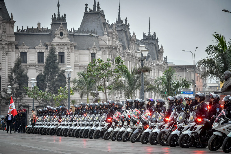 En el marco del plan de operaciones “Abanico Verde”, la Policía Nacional del Perú (PNP) puso en marcha la estrategia de patrullaje motorizado denominada “Halcón Cazador”, en Lima Metropolitana, cuyo objetivo principal será reforzar la presencia policial en las calles y devolver la tranquilidad a la ciudadanía.
La presentación de este nuevo servicio de patrullaje motorizado tuvo como escenario el Paseo de los Héroes Navales, en el Centro de Lima, y contó con la participación de la presidenta de la República, Dina Boluarte, el ministro del Interior, Vicente Romero, y el comandante general de la Policía Nacional, Gral. PNP Jorge Angulo.
Durante la presentación, el ministro Romero Fernández sostuvo que la nueva estrategia de seguridad forma parte de los esfuerzos continuos de la Policía por mejorar la prevención y la disuasión del delito, además de fortalecer la confianza de la comunidad en las fuerzas del orden. Con la implementación del "Halcón Cazador", se espera una reducción significativa en los delitos de alto impacto y una mayor sensación de seguridad entre los ciudadanos.
“En el sector Interior trabajamos arduamente para enfrentar este gran desafío de garantizar la seguridad, la tranquilidad y el bienestar de nuestros compatriotas en todo el territorio nacional”, afirmó el ministro.