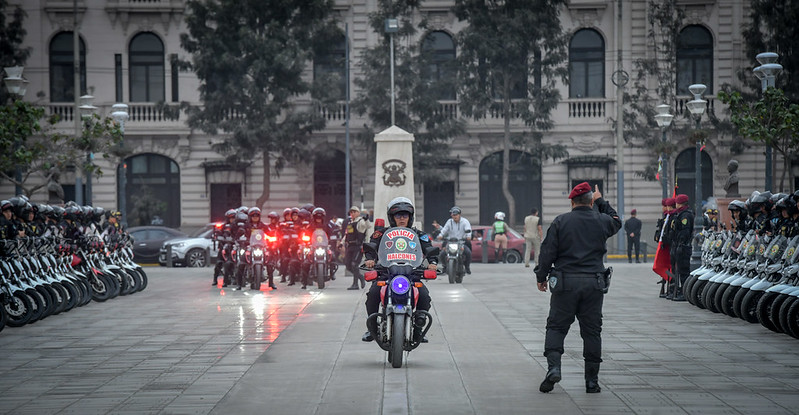 En el marco del plan de operaciones “Abanico Verde”, la Policía Nacional del Perú (PNP) puso en marcha la estrategia de patrullaje motorizado denominada “Halcón Cazador”, en Lima Metropolitana, cuyo objetivo principal será reforzar la presencia policial en las calles y devolver la tranquilidad a la ciudadanía.
La presentación de este nuevo servicio de patrullaje motorizado tuvo como escenario el Paseo de los Héroes Navales, en el Centro de Lima, y contó con la participación de la presidenta de la República, Dina Boluarte, el ministro del Interior, Vicente Romero, y el comandante general de la Policía Nacional, Gral. PNP Jorge Angulo.
Durante la presentación, el ministro Romero Fernández sostuvo que la nueva estrategia de seguridad forma parte de los esfuerzos continuos de la Policía por mejorar la prevención y la disuasión del delito, además de fortalecer la confianza de la comunidad en las fuerzas del orden. Con la implementación del "Halcón Cazador", se espera una reducción significativa en los delitos de alto impacto y una mayor sensación de seguridad entre los ciudadanos.
“En el sector Interior trabajamos arduamente para enfrentar este gran desafío de garantizar la seguridad, la tranquilidad y el bienestar de nuestros compatriotas en todo el territorio nacional”, afirmó el ministro.
