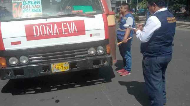 Con la presencia del Ministerio Público, Policía Nacional, Migraciones e Inspectores de la Gerencia Regional de Transportes y comunicaciones se realizó el primer operativo de tránsito en las inmediaciones de la plaza 28 de julio.
Este trabajo articulado con las instituciones tuvo como objetivo evitar poner en riesgo a los usuarios del transporte público. En el operativo se encontraron vehículos que no cuentan con documentos que habiliten el tránsito, entre otros.
Finalmente, el gerente de transportes Arq. Daniel Dervitson Suarez manifestó que estos operativos de mano con otras instituciones continuaran siendo de beneficio para la población que hacen uso de este servicio.