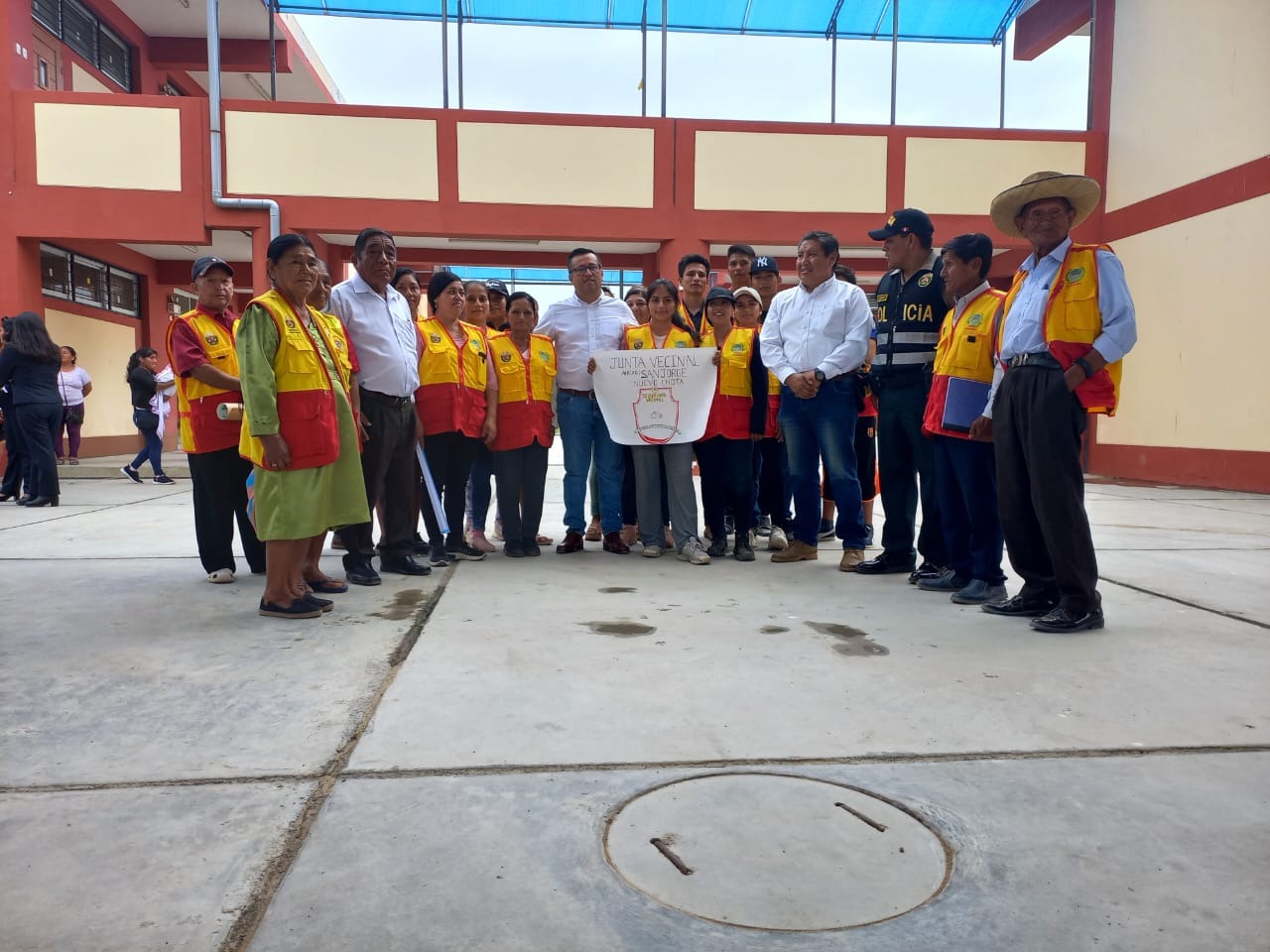 Autoridades participan en el "lunes patriótico".