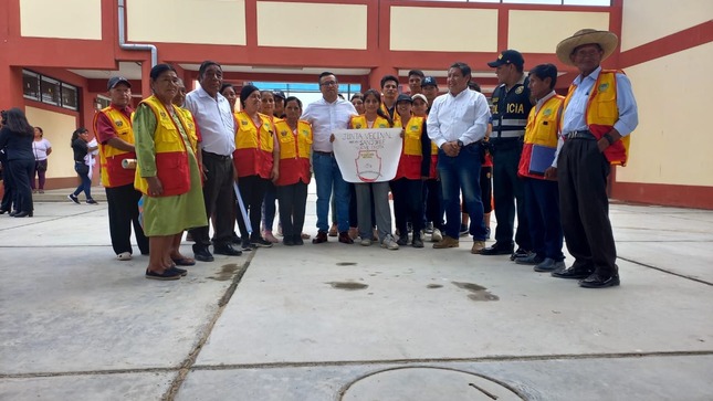 Autoridades participan en el "lunes patriótico".