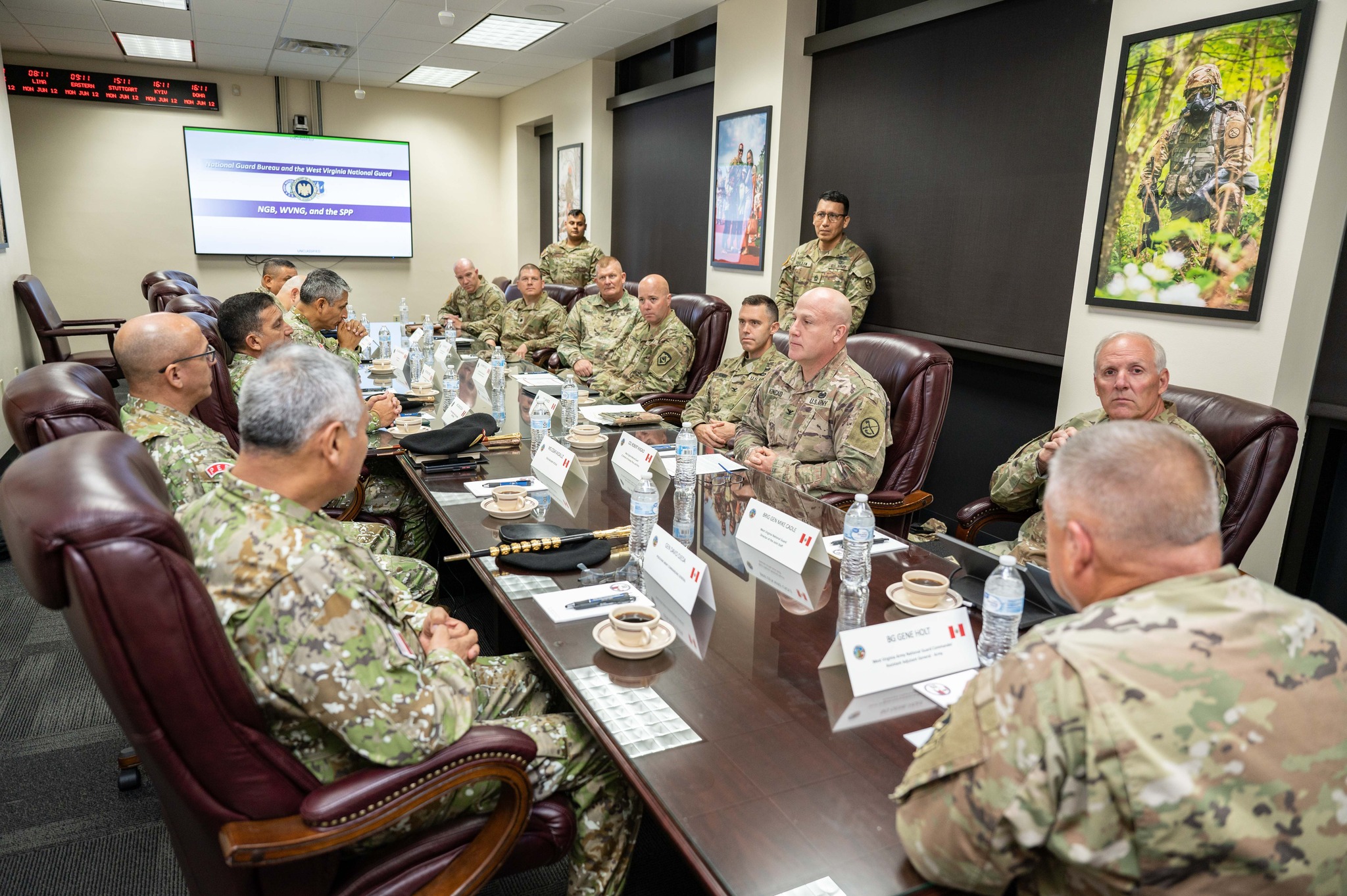 Comandante General del Ejército visita la sede de la Guardia Nacional de West Virginia.