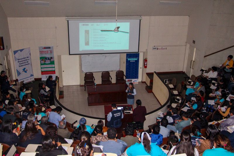 Foto 2 de Personal de salud se capacita en norma técnica de tuberculosis