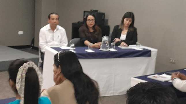 Capacitan a Personal de Salud de los establecimientos del primer y segundo nivel de atención en prevención y control de infecciones.