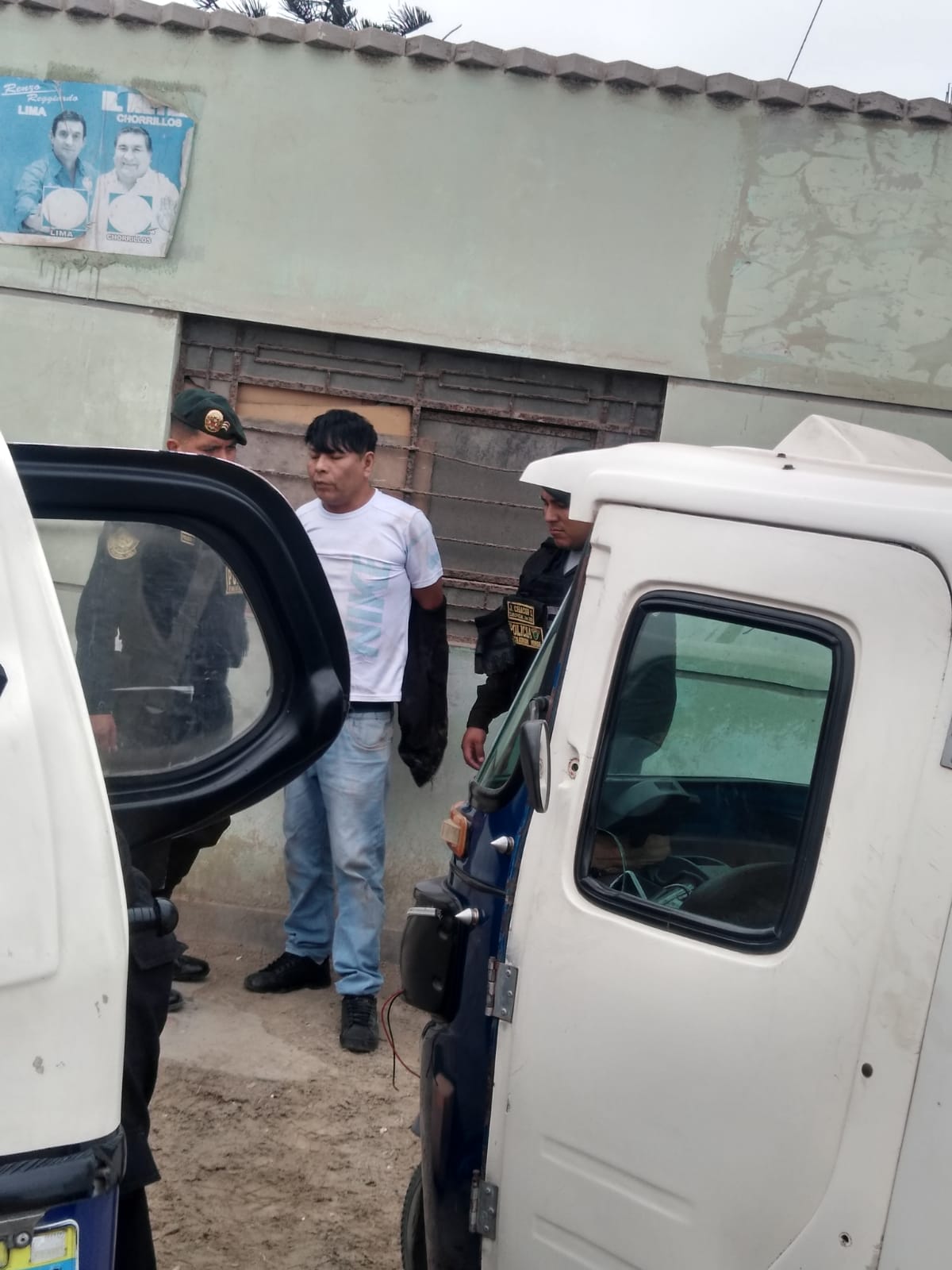 La persona bebía licor en la vía pública