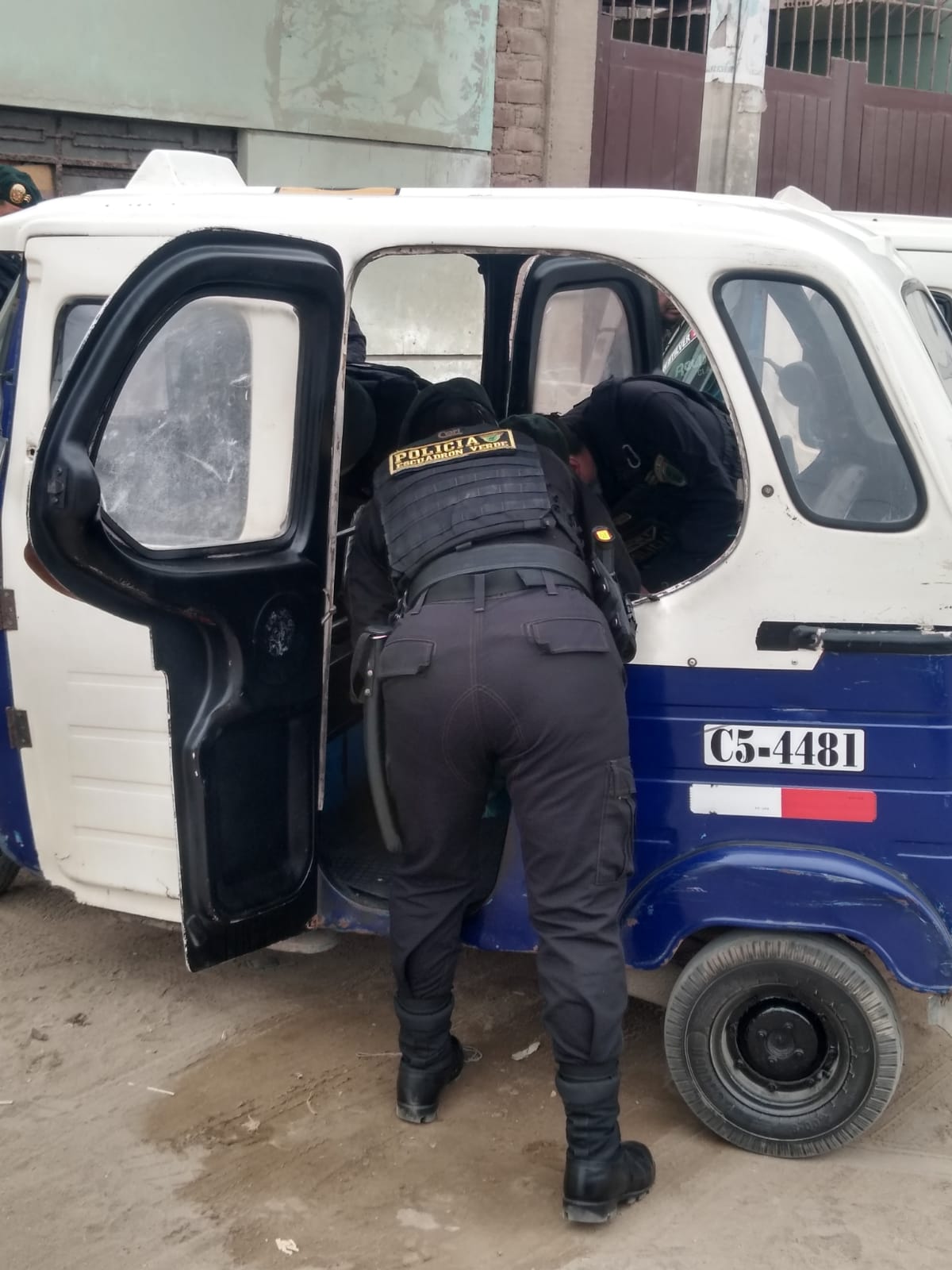 El vehículo fue revisado por los agentes policiales