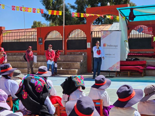 Alumnos crearon obra conjunta de cuentos y recibieron el registro de derecho de autor de su obra al resultar ganadores del concurso organizado por el Indecopi.
