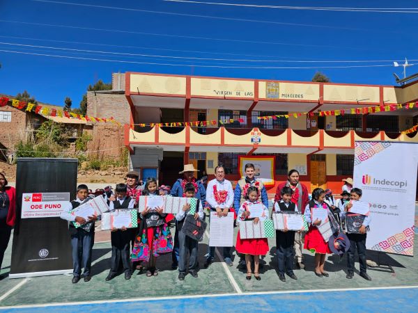 Alumnos crearon obra conjunta de cuentos y recibieron el registro de derecho de autor de su obra al resultar ganadores del concurso organizado por el Indecopi.