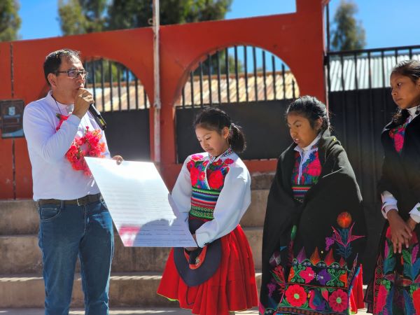 Alumnos crearon obra conjunta de cuentos y recibieron el registro de derecho de autor de su obra al resultar ganadores del concurso organizado por el Indecopi.