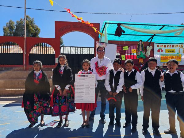 Alumnos crearon obra conjunta de cuentos y recibieron el registro de derecho de autor de su obra al resultar ganadores del concurso organizado por el Indecopi.