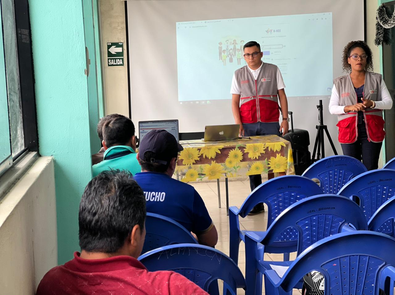 Especialistas se dirigen a directores que tienen estudiantes con discapacidad.