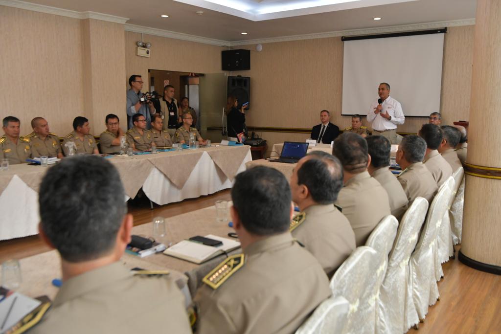 Policías se capacitan para mejorar intervención en mantenimiento del orden público
