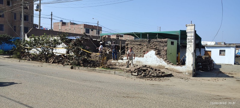 Fue demolida una antigua pared sin bases ni columnas que era un riesgo latente para la seguridad de los vecinos en la urb. El Bosque.