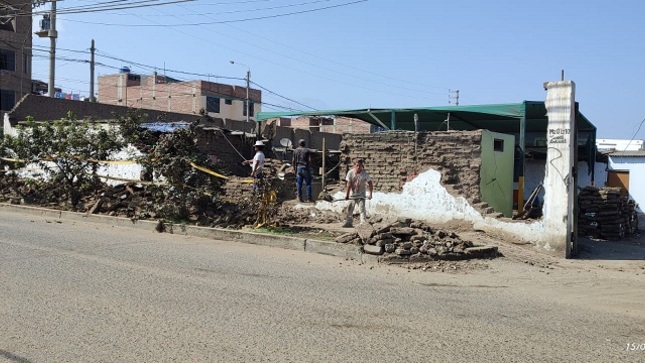 Fue demolida una antigua pared sin bases ni columnas que era un riesgo latente para la seguridad de los vecinos en la urb. El Bosque.