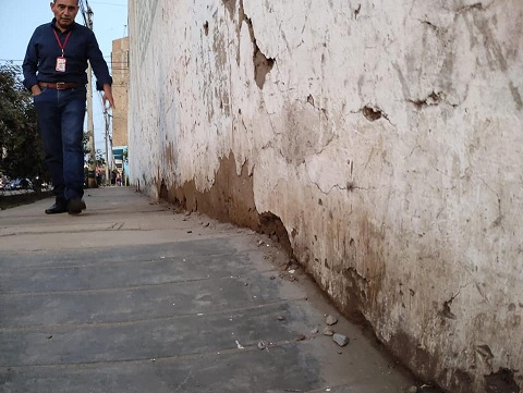Era un muro de aprox. 25 metros de largo por 5 de alto y su base estaba debilitada, siendo de alto riesgo para la seguridad pública.