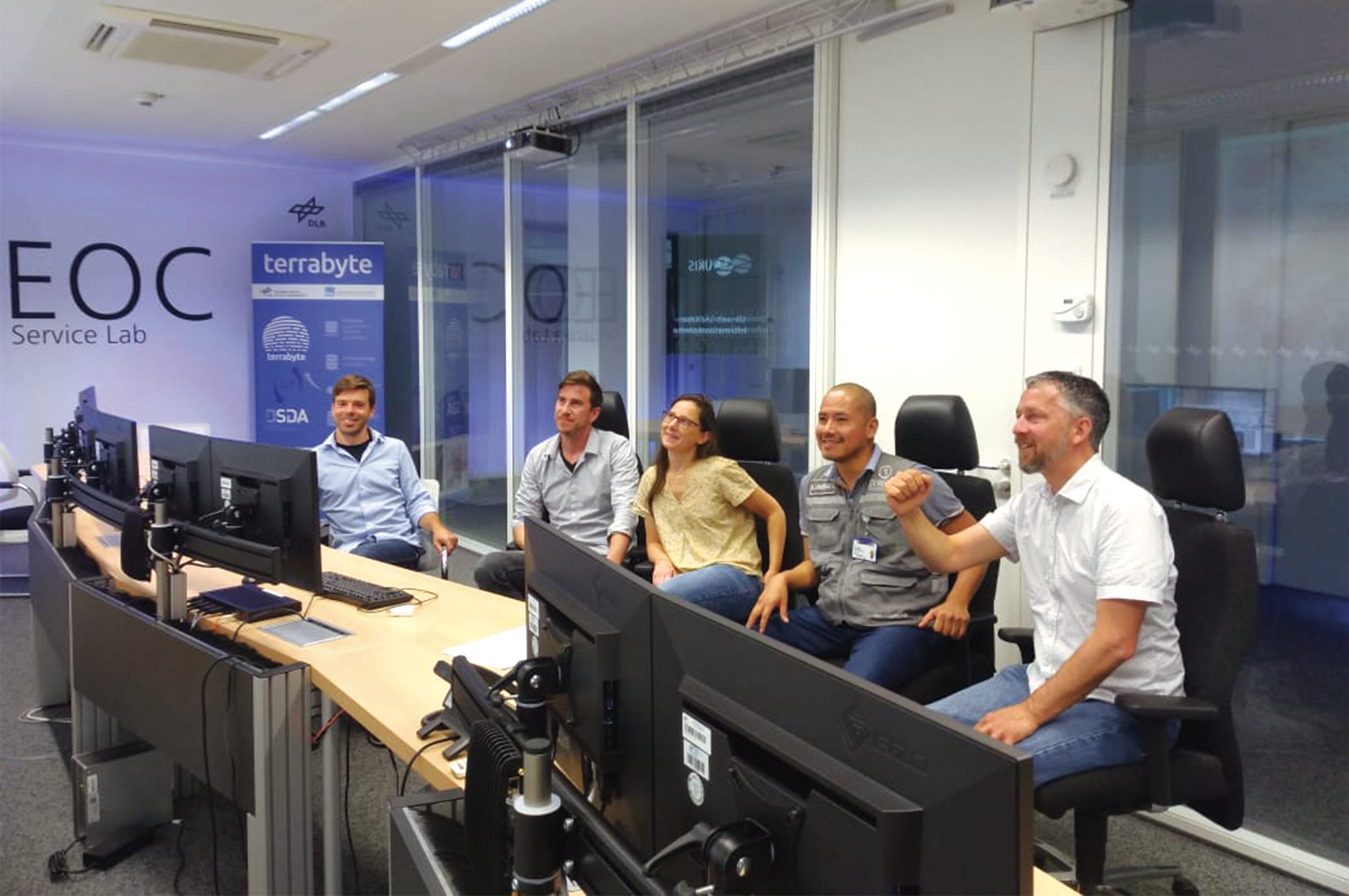 El representante de este Centro Nacional visitó una de las principales sedes de la German Aerospace Center (DLR) en Munich-Alemania, acompañado del Dr. Torsten Riedlinger, subdirector del Departamento Geo-Risk and Civil Security y la Dr. Elisabeth Schoepfer.