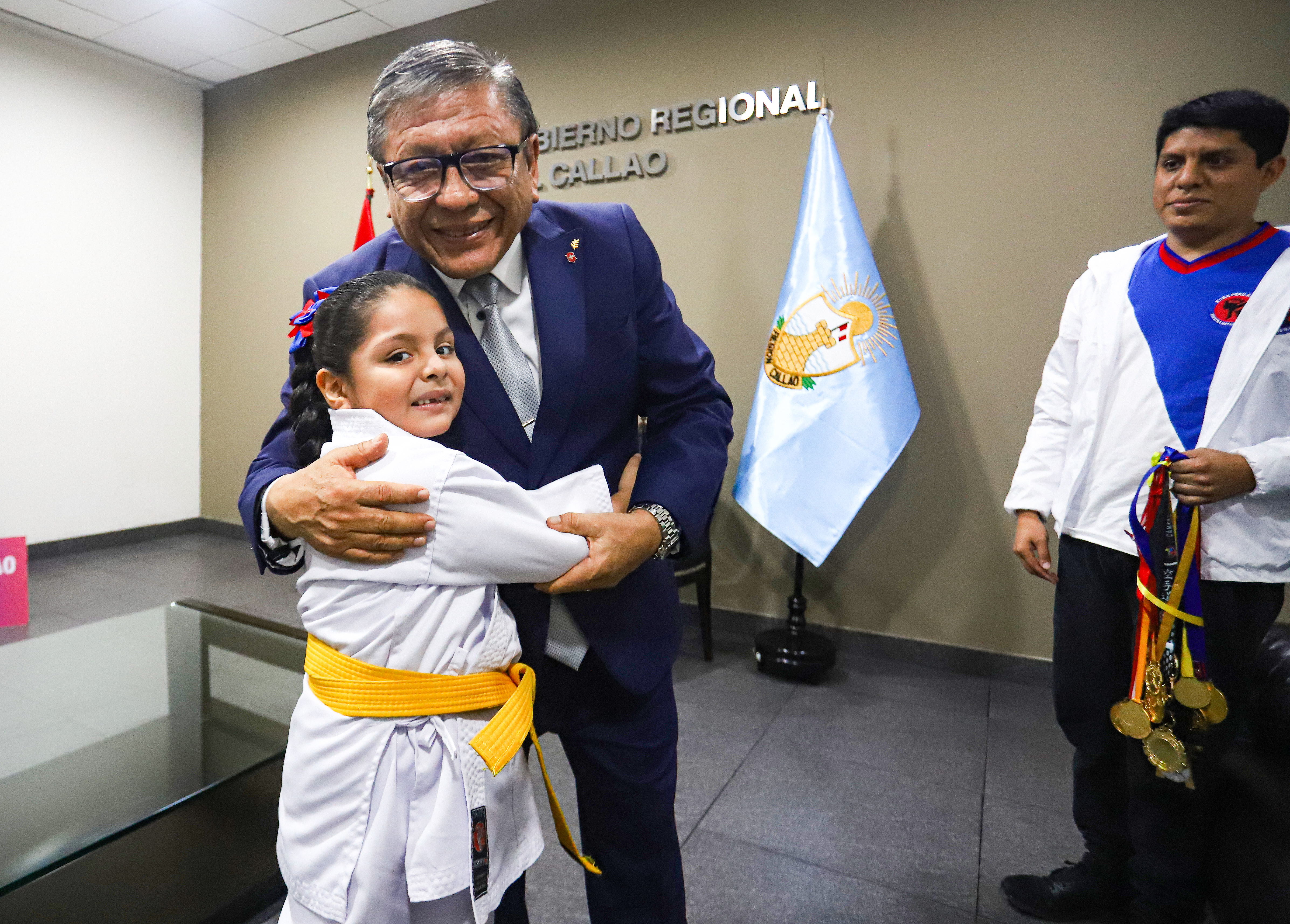 Gobernador del Callao brinda su apoyo a niña karateca que representará al Perú en los EE. UU.
