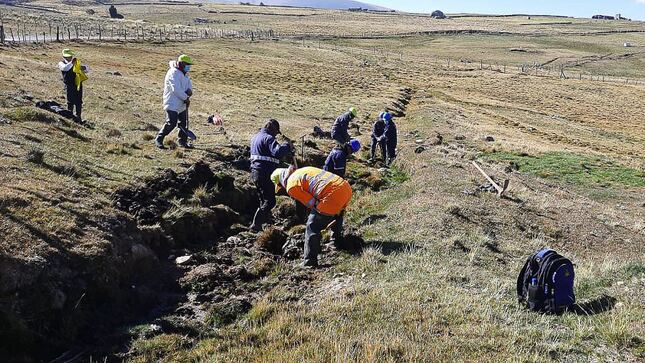 Abogada del INPE y IMPE Huancayo lideran jornada de servicio comunitario para prevenir violencia familiar y cuidar el medio ambiente, promoviendo la reinserción social.
