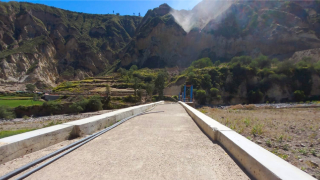 La Contraloría General detectó 12 situaciones adversas que ponen en riesgo la correcta ejecución de la obra de creación de la trocha carrozable de tercer orden de integración Huatalaque - San Cristóbal, que está a cargo del Gobierno Regional de Moquegua, y cuya fase de voladura de roca es ejecutado por personas ajenas al personal técnico ofrecido por la empresa contratista.