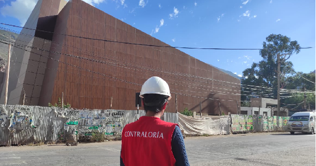 La Contraloría General advirtió a la Municipalidad Provincial de Calca que la construcción del Centro de Interpretación Cultural y de Recreación en el distrito de Calca, valorizada en S/ 18 094 990, no cuenta con avance físico en el año 2023. Sin embargo, el proyecto presenta una ejecución financiera de S/ 26 031, generando el riesgo de incrementar el presupuesto y ampliar el plazo para la finalización de la ejecución del proyecto.