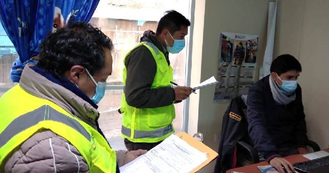 Monitores Ciudadanos de Control de la Contraloría General realizaron una veeduría a la implementación y funcionamiento del Libro de Reclamaciones en quince entidades públicas de la región Pasco, encontrando deficiencias en la gestión de esta herramienta de reclamo, tales como responsables sin resolución de designación, falta de avisos visibles y uso de formatos no aprobados por norma técnica.