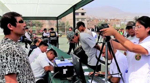 Policías verifican identidad de sujetos en San Juan de Lurigancho
