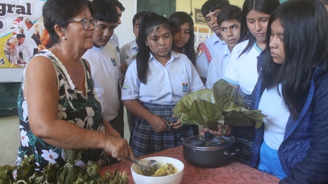 Alumnos de secundaria aprenden a preparar el  rico “Juane” con saberes productivos